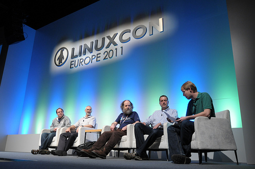 LinuxCon Europe, Глайкснер второй справа.